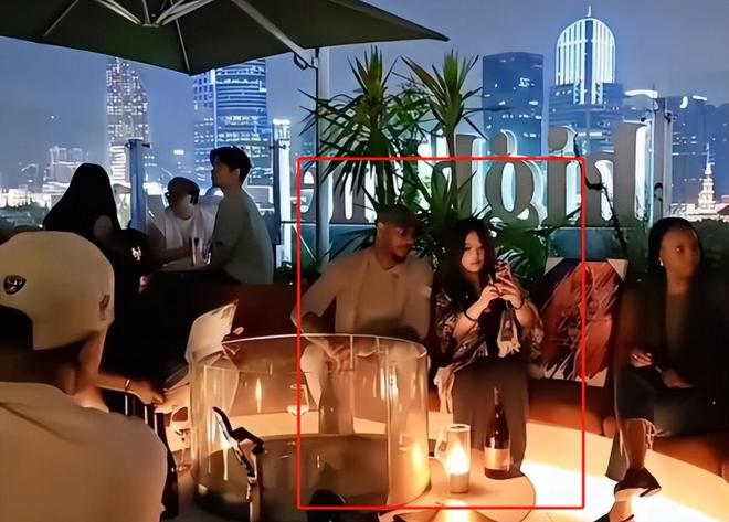 老友姚明相聚晚宴丰韵美女作陪被拍互动亲密J9真人游戏第一品牌NBA安东尼来华与(图2)