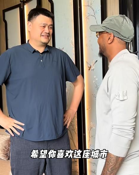 老友姚明相聚晚宴丰韵美女作陪被拍互动亲密J9真人游戏第一品牌NBA安东尼来华与(图6)