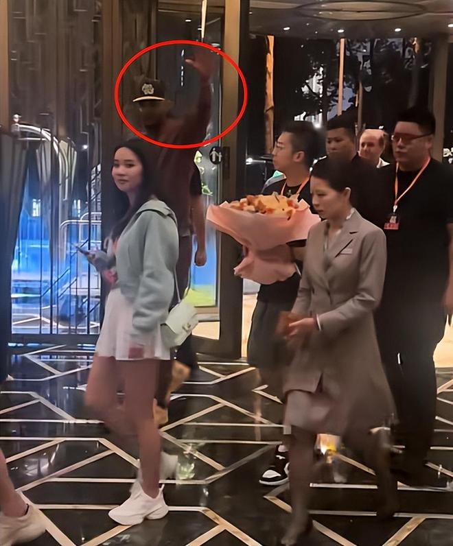 老友姚明相聚晚宴丰韵美女作陪被拍互动亲密J9真人游戏第一品牌NBA安东尼来华与(图8)