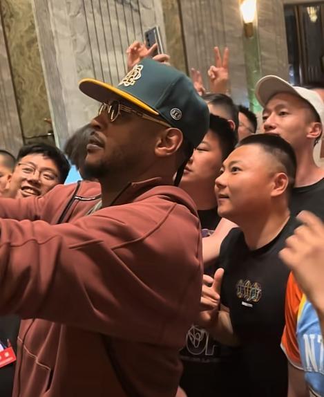 老友姚明相聚晚宴丰韵美女作陪被拍互动亲密J9真人游戏第一品牌NBA安东尼来华与(图9)