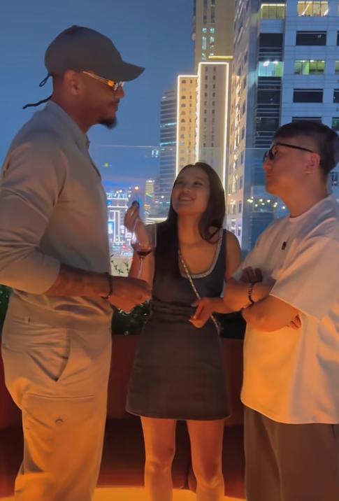 老友姚明相聚晚宴丰韵美女作陪被拍互动亲密J9真人游戏第一品牌NBA安东尼来华与(图13)